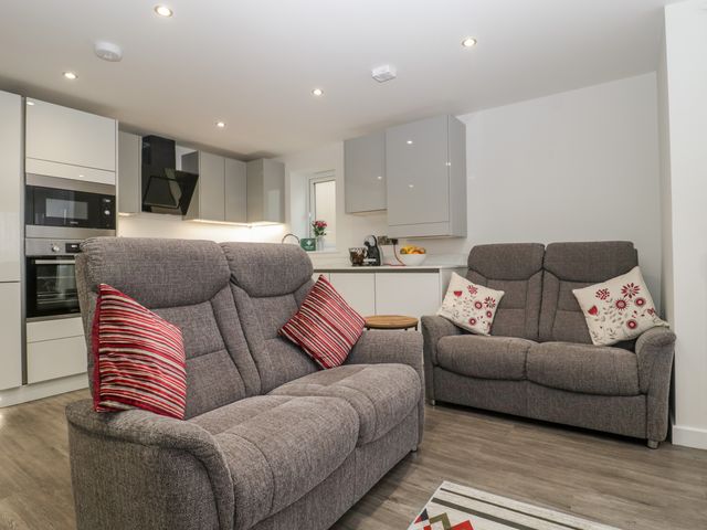 Flat 2, 38 Preston Road - 1037083 - photo 4