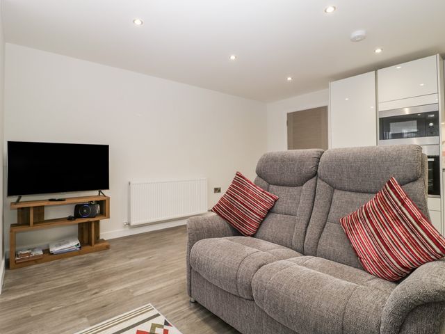 Flat 2, 38 Preston Road - 1037083 - photo 5
