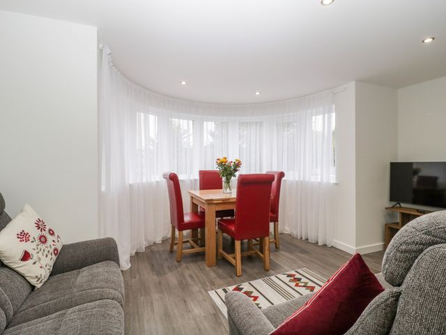 Flat 2, 38 Preston Road - 1037083 - photo 3