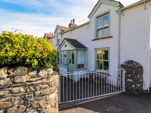 A house with a front porch and gate at Sunbeam Cottage in Coniston