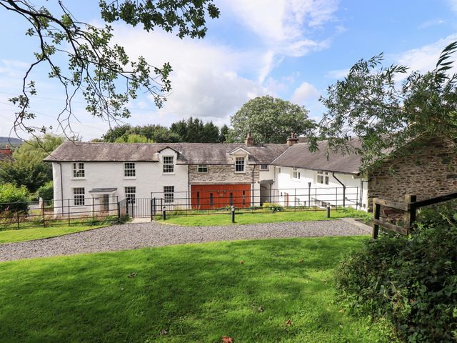 A house with a garden and a gravel driveway at Abbots Reading Mews 1 in Grizedale