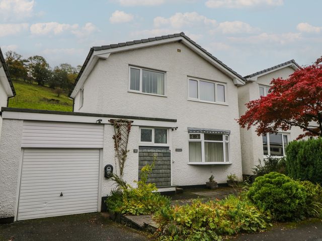A house with a garage and garden at Redwood in Ambleside