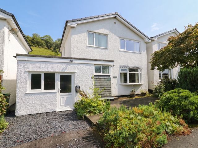 A house with garden and pathway at Redwood in Ambleside