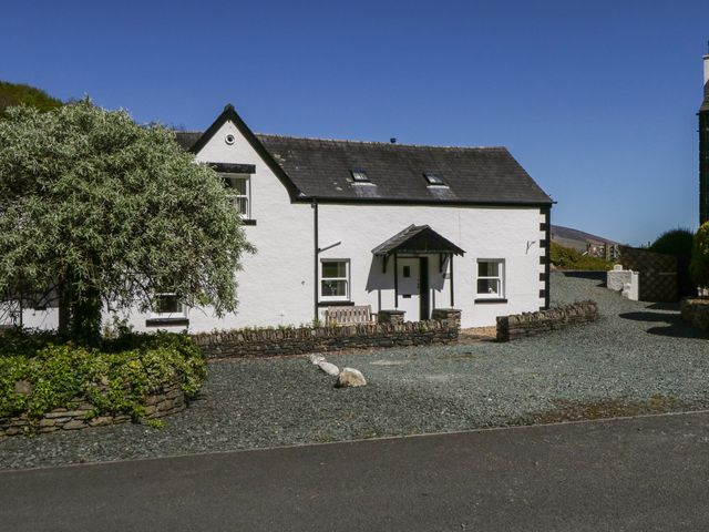 A house with a bench in front at Cygnet Cottage in Thornthwaite
