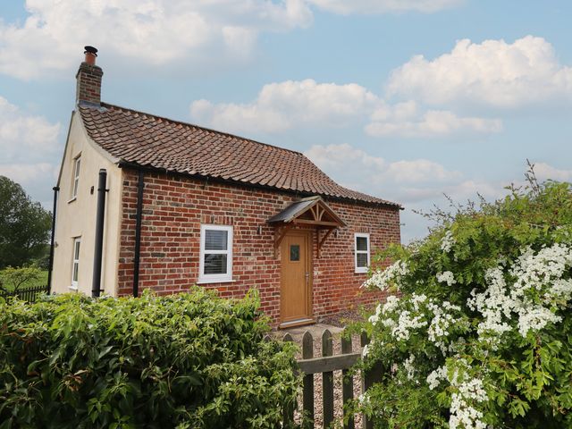 A house with a door and windows at Shepherd's Cottage in Claythorpe near Alford