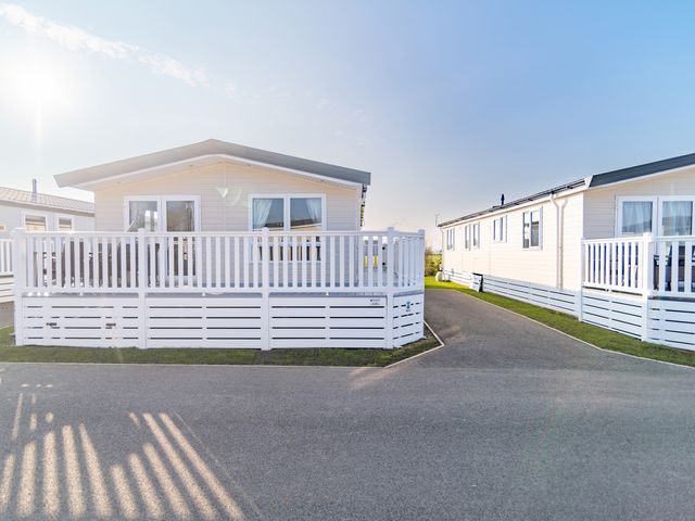 2 bedroom Lodge at Pevensey Bay - 1043960 - photo 1 