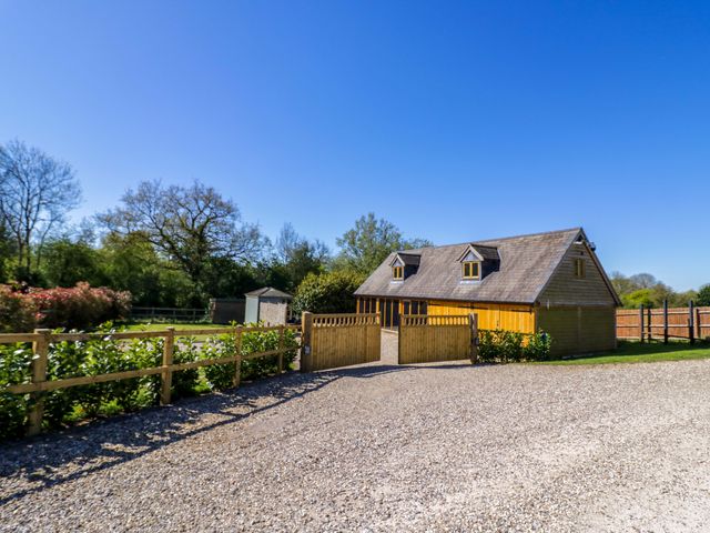 A house with a gate and gravel driveway at The Coach House in Chacombe