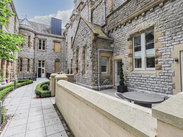 The Kennedy House Stone Cross Mansion - 1050218 - photo 2
