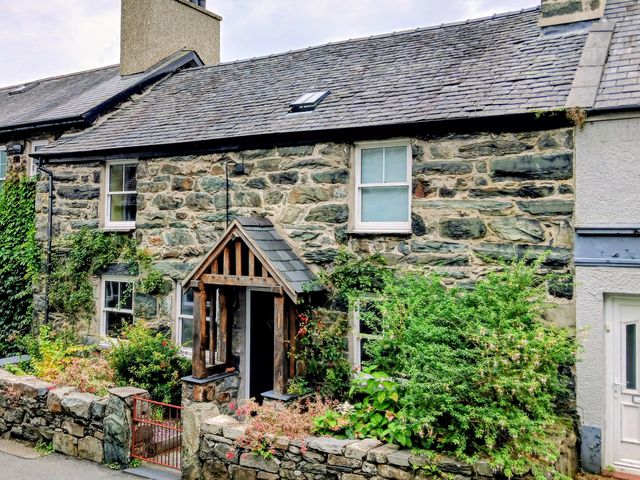 A stone house with garden and windows at Gerlan in Harlech