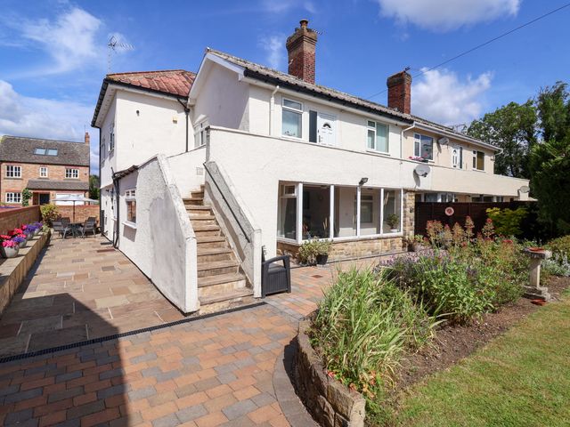 A house with a garden and patio at 3 Springhaven in Hampsthwaite
