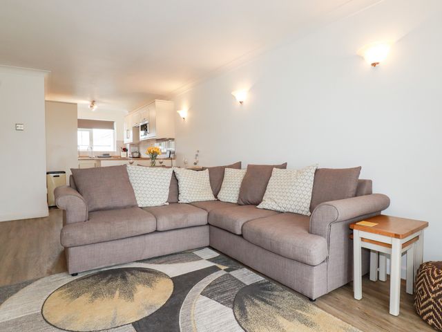 7 Europa Court - 1064013 - photo 4