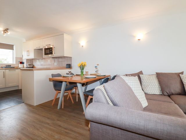 7 Europa Court - 1064013 - photo 5