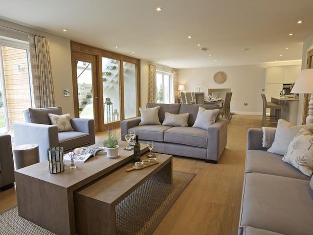3 The Drive, Hillfield Village - 1067342 - photo 2