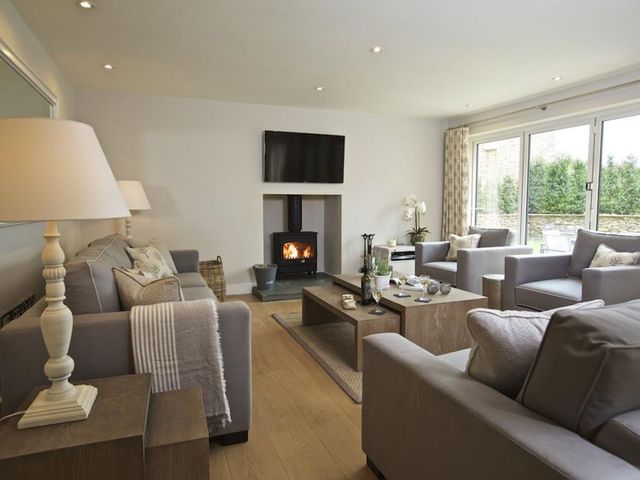 3 The Drive, Hillfield Village - 1067342 - photo 4