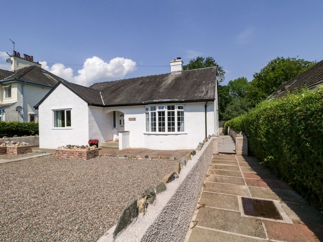 A house with a garden and pathway at Driftwood Cottage in Keswick