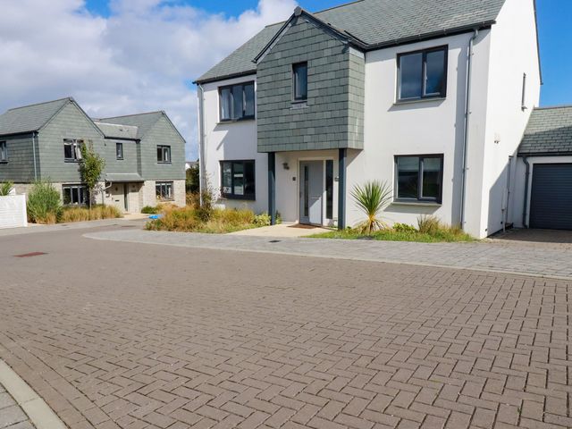 A house with a driveway and plants at Chi Gwynn in Crantock