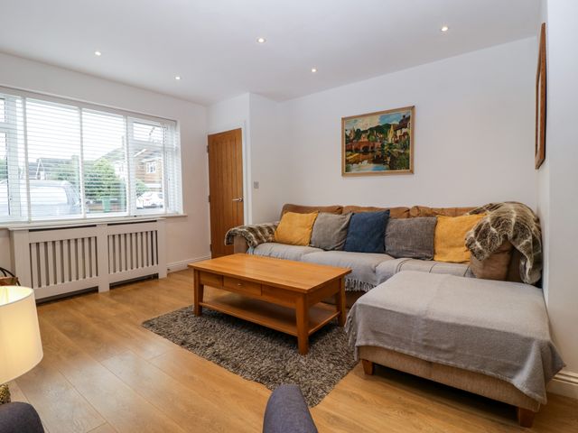 17 Sands Close - 1075122 - photo 5