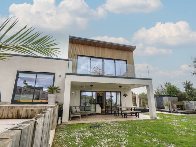 A house with patio and garden at Aquanaut in Gurnard