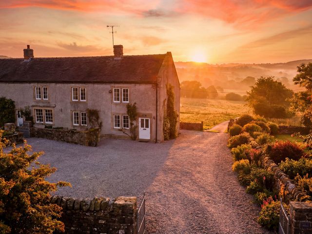 A house with a gravel driveway and garden at The Farmhouse in Youlgreave