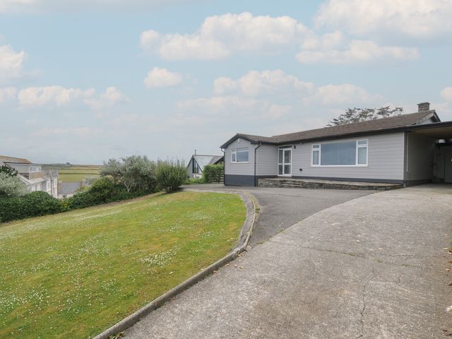 A house with a driveway and garden at Hillview in Polzeath