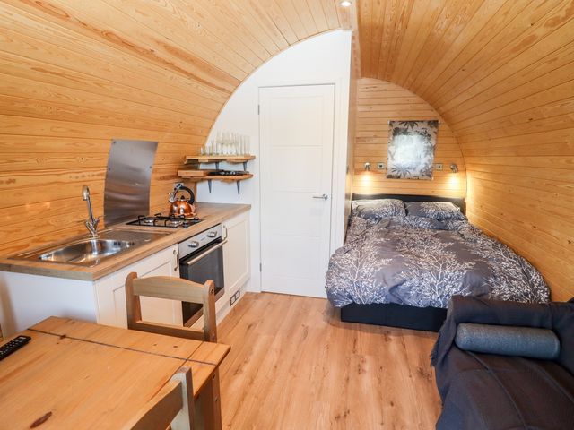 Gander Pod at Salford Court Farm Fishing Cabins - 1080940 - photo 3