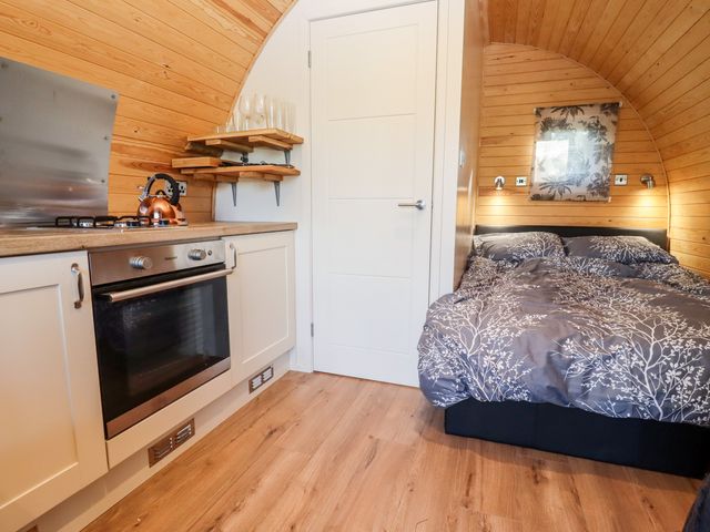 Gander Pod at Salford Court Farm Fishing Cabins - 1080940 - photo 4
