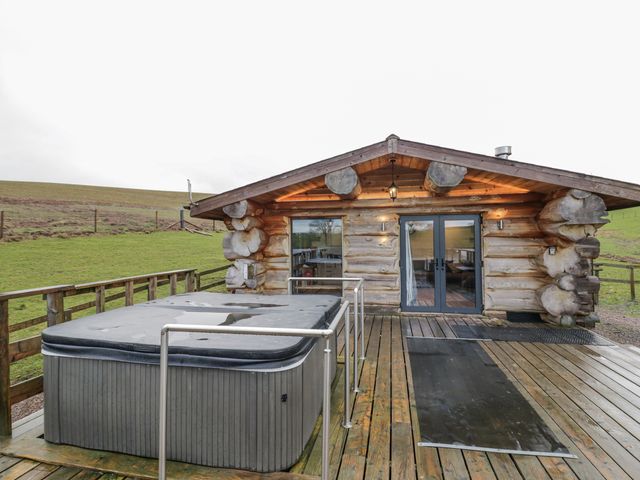 An outdoor area featuring a hot tub at Douglas Cabin at Salford Court Farm Fishing Cabins near Clifton Upon Teme