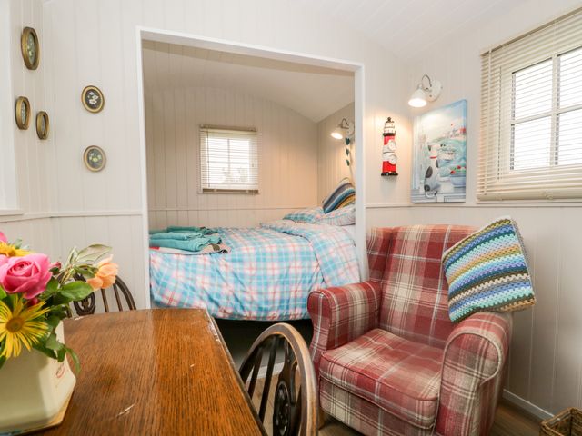 Seashore Shepherds Hut @ Moat Farm - 1085409 - photo 4