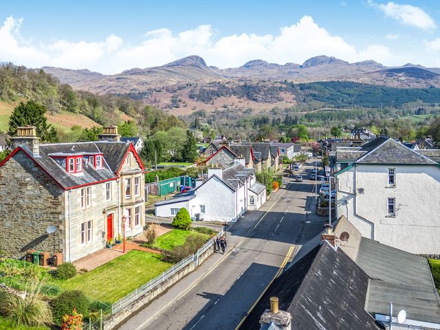 A street with houses and mountains in the background at Tayview in Killin