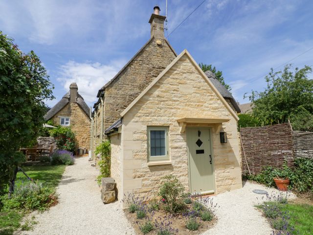 A house with a garden and pathway at Wyncliffe in Chipping Campden