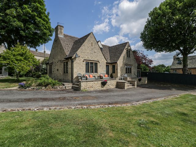 A house with a front porch and garden at Bell Garden in Stow-On-The-Wold
