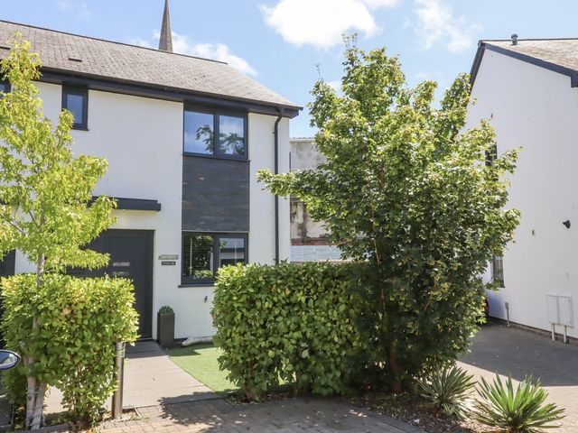 Exterior view of a house with windows and hedges at Driftwood in Torquay