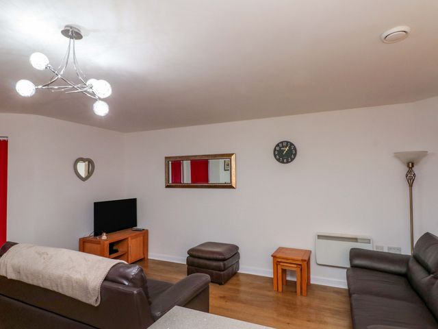 Apartment 1, 19 Cleveland Terrace - 1095081 - photo 4