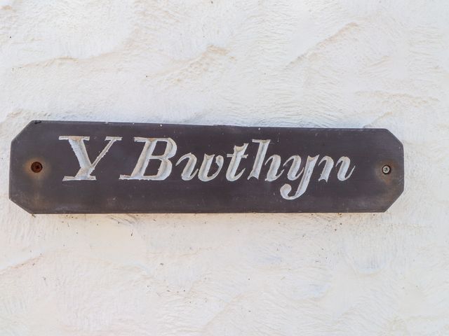 A sign displaying the name Y Bwythyn at 3 Tai Newydd Llanfaelog near Rhosneigr
