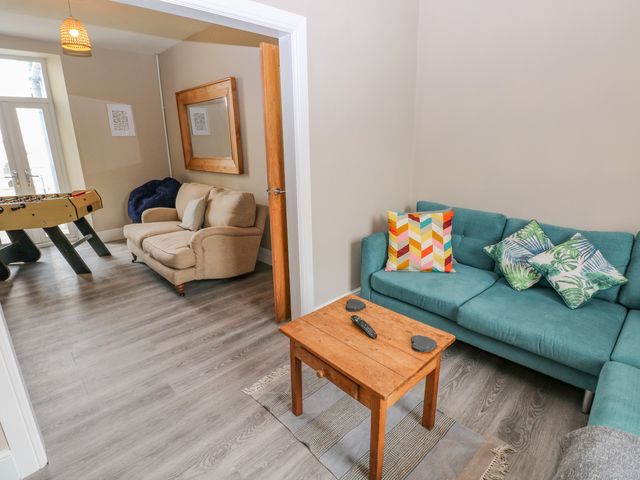 54 Pencoed Road - 1099513 - photo 4