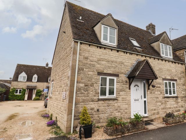 An exterior view of a house with a garden at Second Cottage in Stow-On-The-Wold