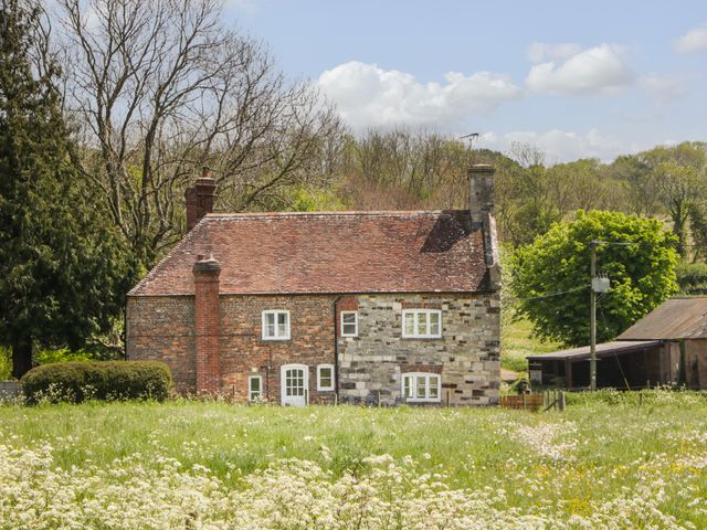 2 Court Farm - 1099895 - photo 2