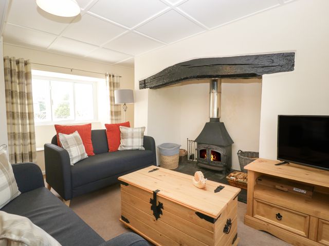 2 Court Farm - 1099895 - photo 4