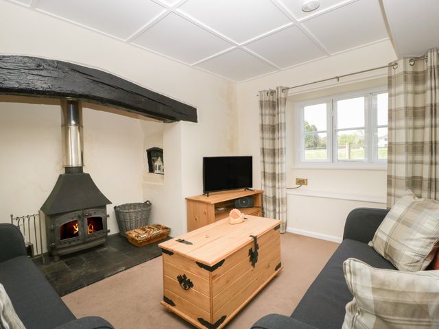 2 Court Farm - 1099895 - photo 5