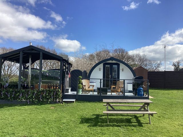 A garden with a pod and seating area at Cherry Pod Hookagate near Meole Brace
