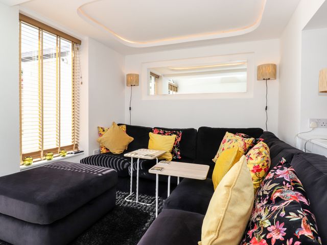 2 Alexandra Road - 1101331 - photo 3