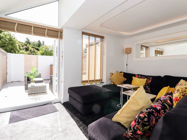 2 Alexandra Road - 1101331 - photo 4