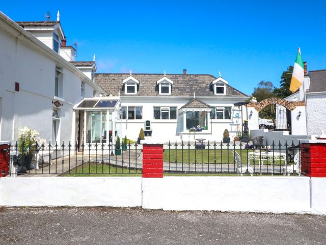 A house with a garden and fence at Waterfall House in Dunmanway, County Cork