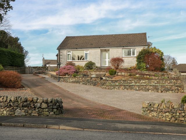 A house with garden and driveway at The Rowans in 