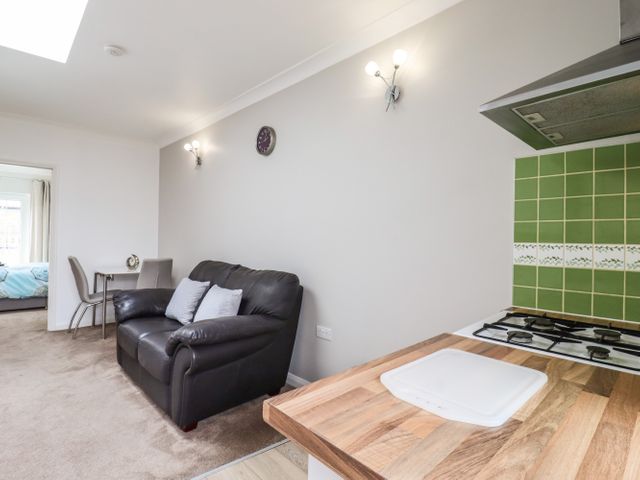 493 Little Wakering Road - 1105037 - photo 4