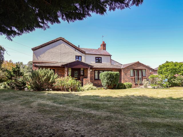 A house with a garden at 4 Green Farm Cottage in Saughall