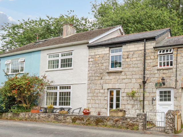 A house with windows and door at Vi’s Valley View in Pentewan