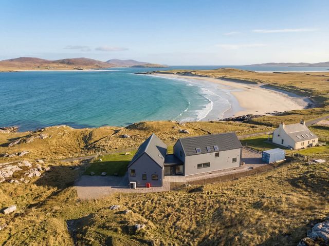 A view of a house near the beach at Taigh Rona Luskentyre Isle Of Harris