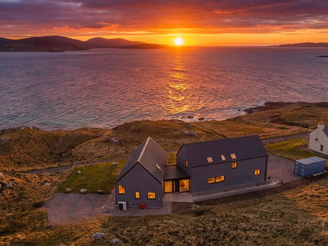 A house near the sea during sunset at Taigh Rona Luskentyre Isle Of Harris