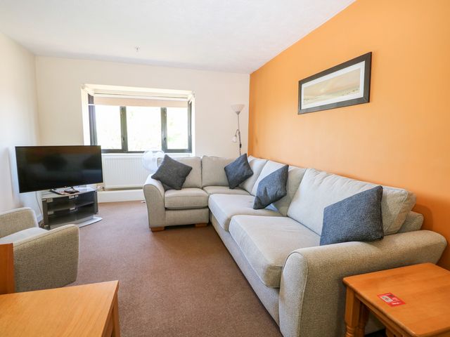 Marine Court Two Bedroom Second-floor Apartment 33 - 1112828 - photo 4